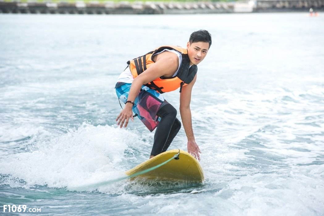 Featured image of post 写真书大胆全裸奔海露「臀窝」 小鲜肉想揪团进天体营