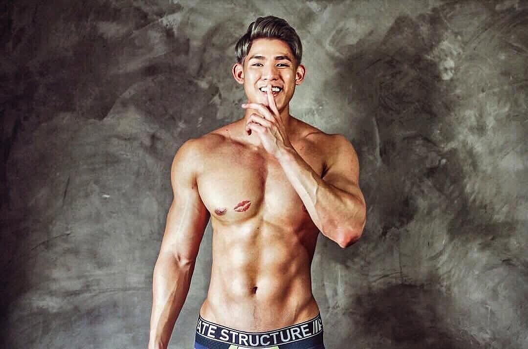 Featured image of post 身材超好，胸肌红唇顽皮小男孩 (IG)